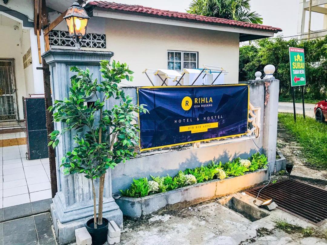 Rihla Dataran Tengah Hostel กัวมูสัง ภายนอก รูปภาพ