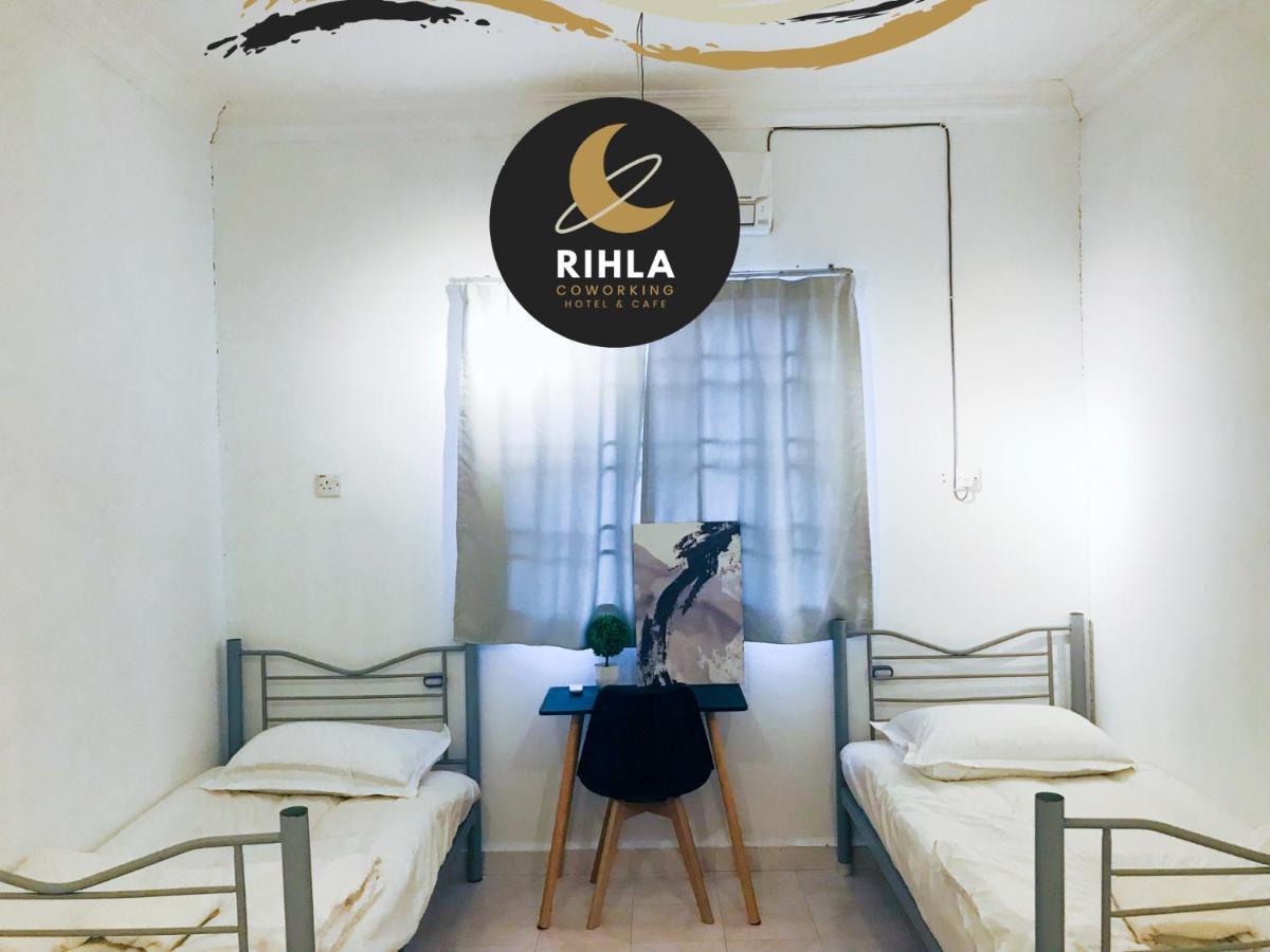 Rihla Dataran Tengah Hostel กัวมูสัง ภายนอก รูปภาพ